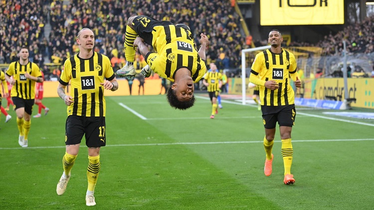 Intensywna walka o tytuł pomiędzy Bayernem Monachium a Borussią Dortmund